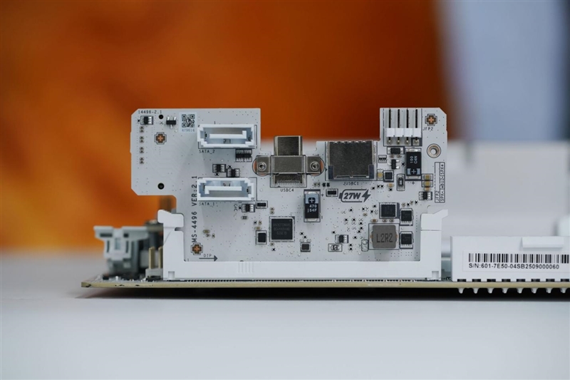 微星MPG X870I EDGE TI EVO WIFI 刀锋 钛主板评测：稳定释放200W 多种内存工具性能可提升50%