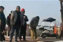 株洲一无人驾驶汽车撞倒路人 当地：交警和救护车已到现场处理