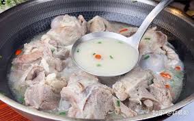 浓白色羊肉汤骨头汤里白色的主要成分是什么