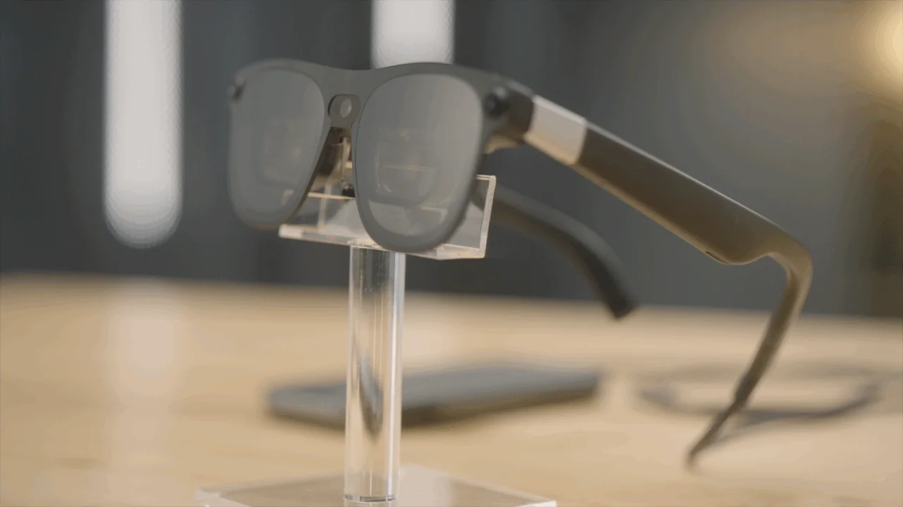 谷歌 Android XR 首款有线智能眼镜：XREAL Aura 明年上市，外挂“计算盒”设计