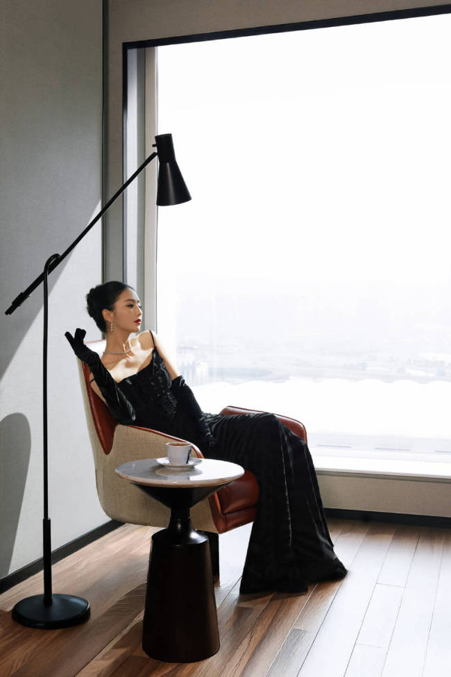 佟丽娅穿吊带裙勾勒曼妙身姿！风情万种女人味十足