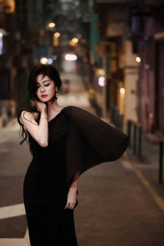 白鹿妩媚优雅身姿穿行夜色街头 复古港风美人风情