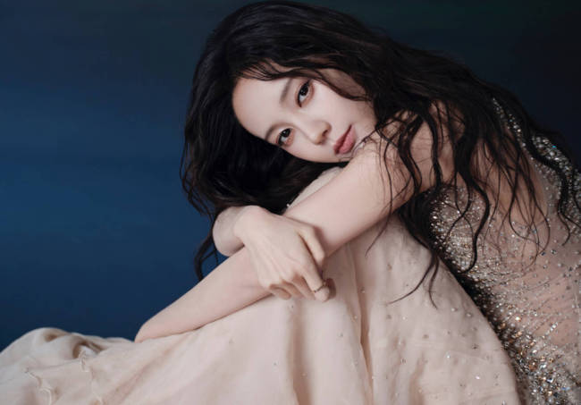 李一桐穿肉色薄纱裙点缀钻石 微微歪头眼神勾人