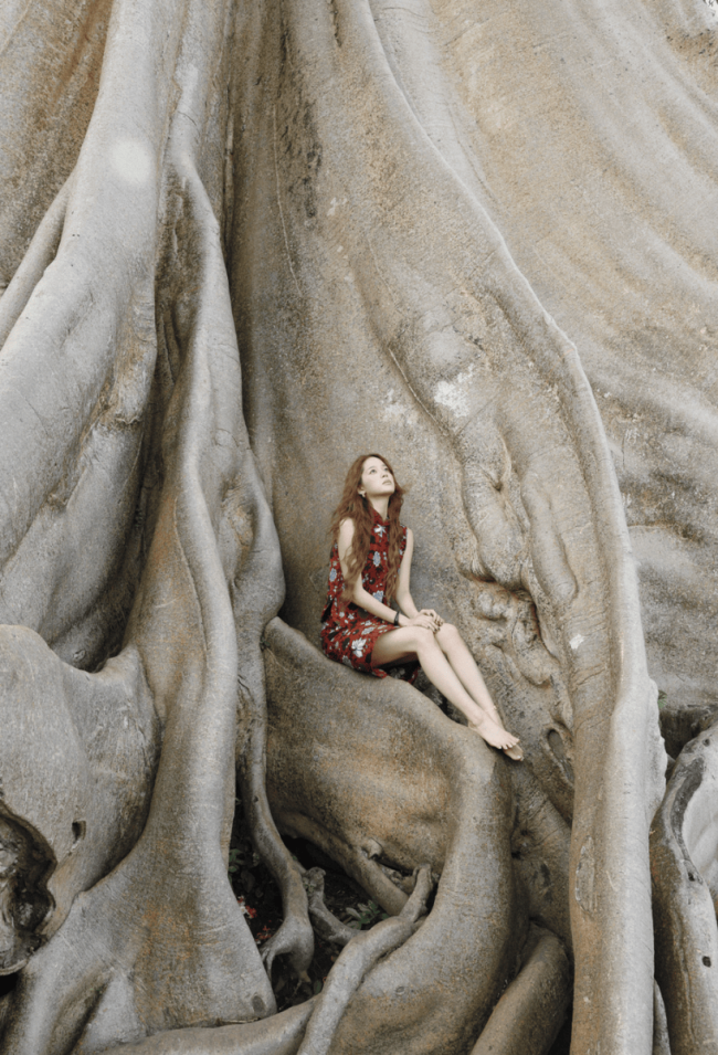 欧阳娜娜碎花裙融入自然里 静止与流动都透着美好