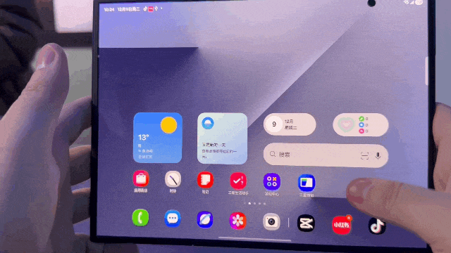 三星Galaxy Z TriFold上手体验:三折新物种