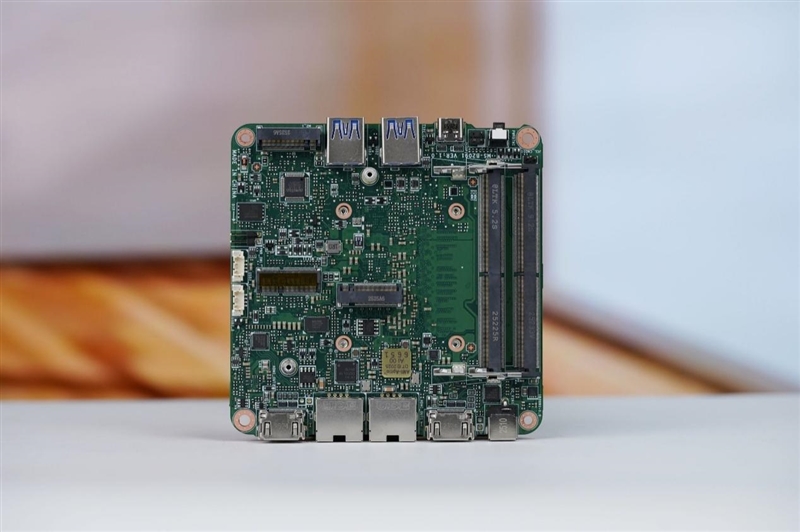 待机功耗仅8W 比一体机更好用!微星Cubi NUC AI迷你电脑评测:可能是最小的高性能迷你机