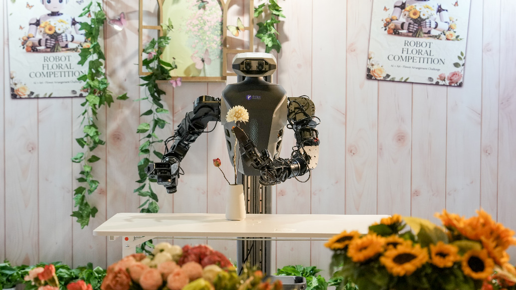 魔都眼｜冬日浪漫④：机器人上演最难“插花”对决