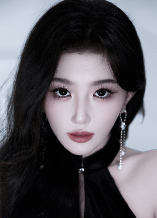 孔雪儿穿露背裙装酷飒性感 神态妩媚灵动超养眼