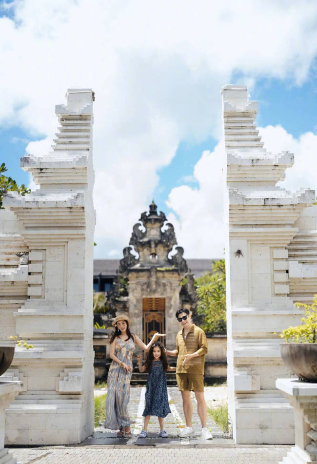 严屹宽妻子晒全家福！一家三口去印尼旅游心情好