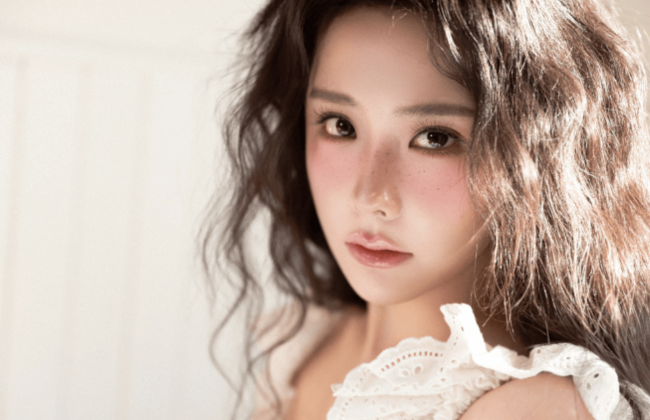 王艺瑾穿白蕾丝裙温柔灵动 雀斑妆精致亮眼