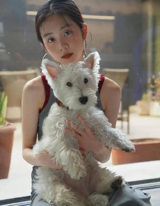 黄多多晒近照美出新高度 怀抱小狗笑容甜美可爱