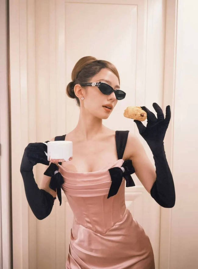 吉娜穿紧身裙勾勒曼妙身姿 戴墨镜气质优雅摩登