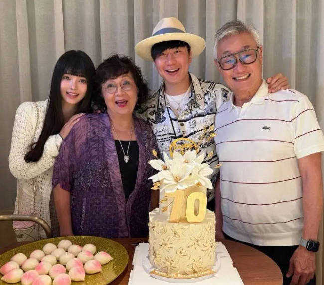 林俊杰正式官宣恋情 带网红女友为妈妈庆生