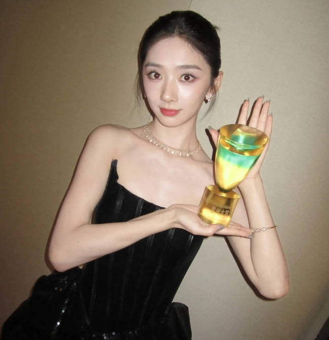 王影璐发文回应“抢座位”争议：初来乍到也不敢