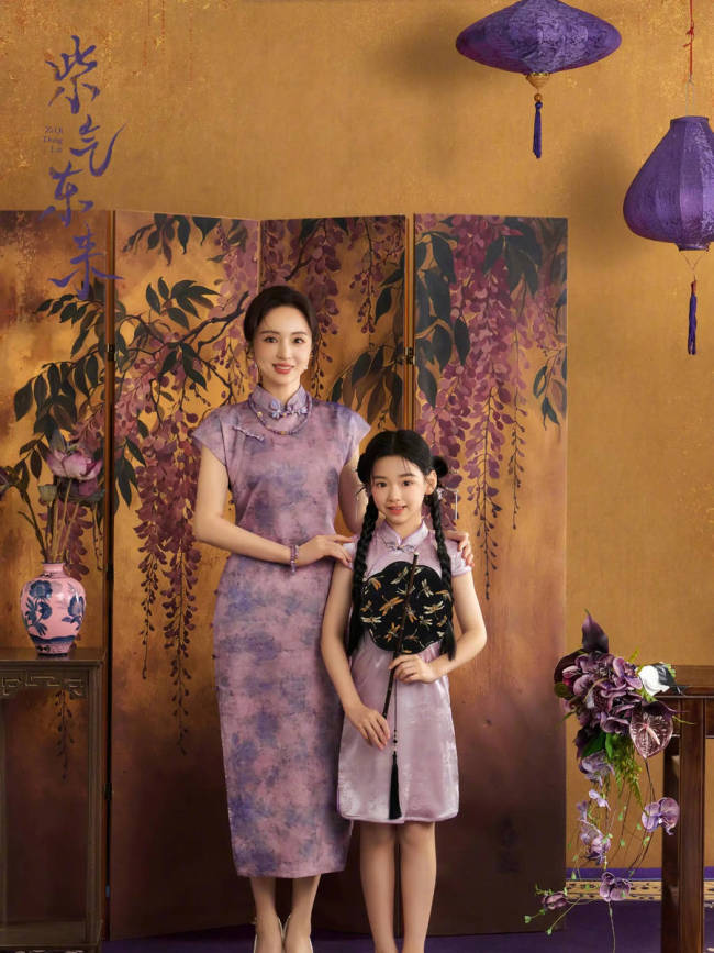 董璇与小酒窝同穿紫色系旗袍 母女俩贴贴颜值能打