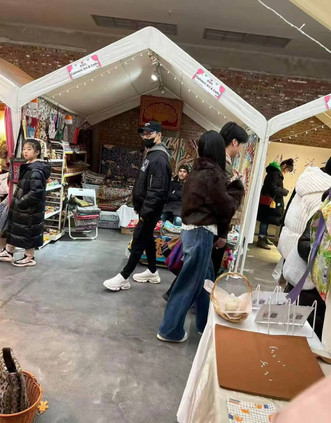 汪峰带女儿醒醒逛市集 穿紧身裤身材魁梧潇洒帅气