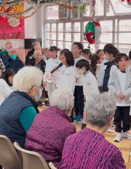 陈小春分享小儿子日常 养老院做义工给老人唱歌