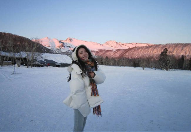 赵今麦冬日随拍表情搞怪活泼 笑容甜美少女感满满