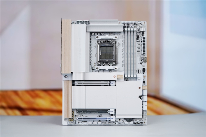 实木元素亮眼！技嘉X870E AERO X3D WOOD主板评测：顶级性能搭配全新设计 DIY审美新高度