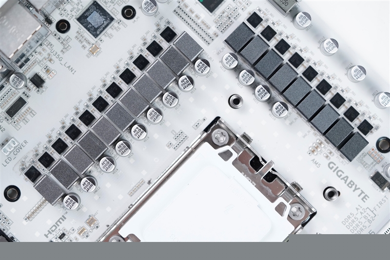 实木元素亮眼！技嘉X870E AERO X3D WOOD主板评测：顶级性能搭配全新设计 DIY审美新高度