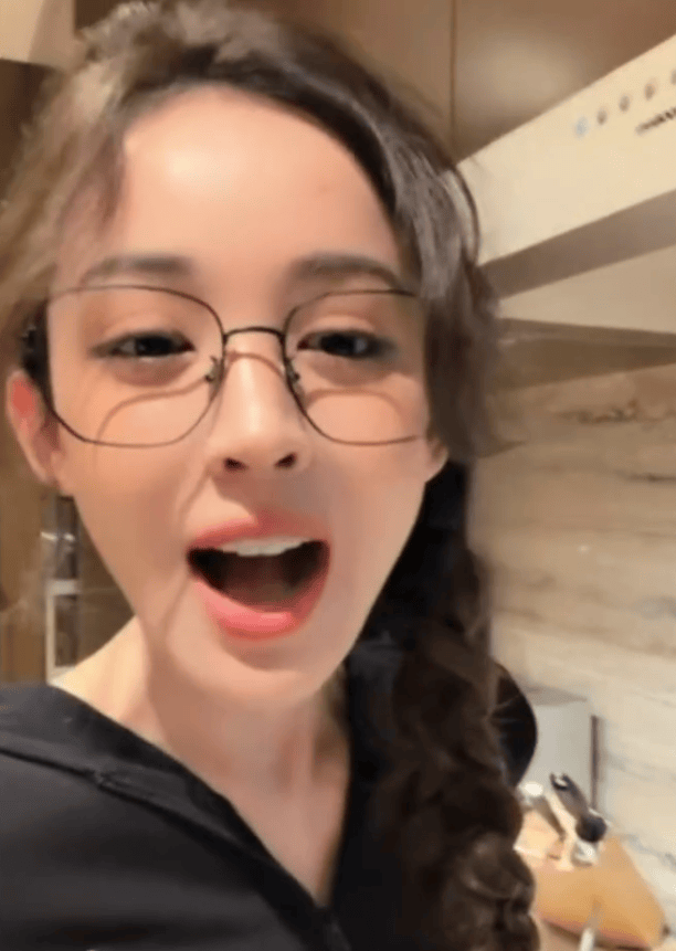 娜扎直播“贴脸开大” 调侃于正张慧雯新剧演夫妻