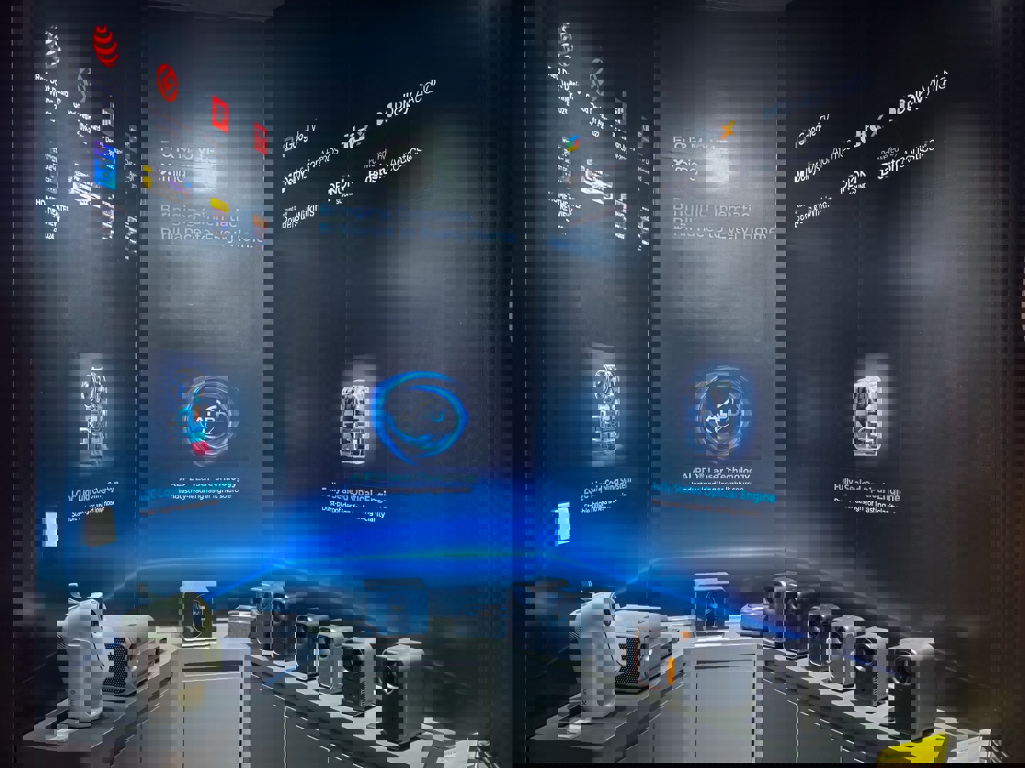 峰米小明 CES 2026 展示液冷投影仪，2000 ISO 流明亮度兼具低噪声