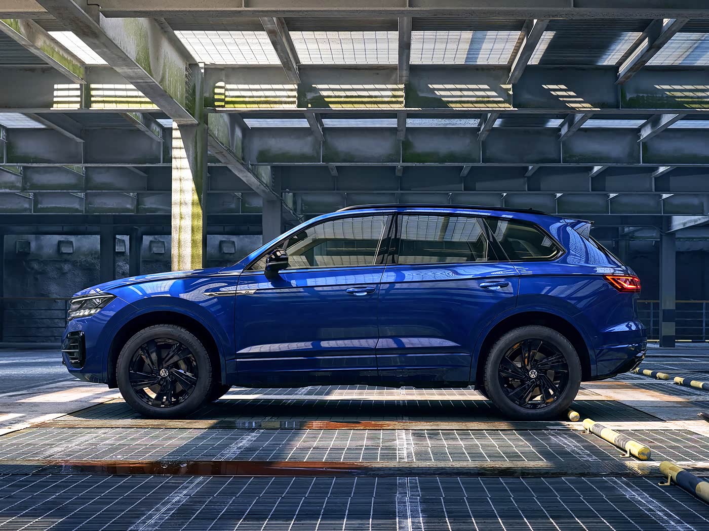 大众汽车召回 1045 辆进口途锐混合动力汽车：动力电池存在过热起火风险