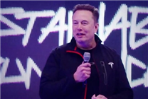 Waymo火车轨道停车 乘客仓惶逃生 马斯克估计要笑醒了