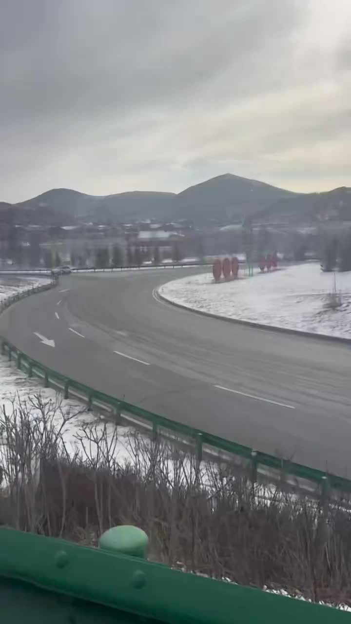 漂移过弯：新一代小米 SU7「卡布里蓝」赛道测试视频曝光