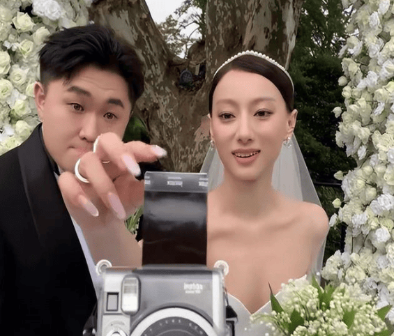 张百乔与妻子久未同框被传离婚 女方四字回应