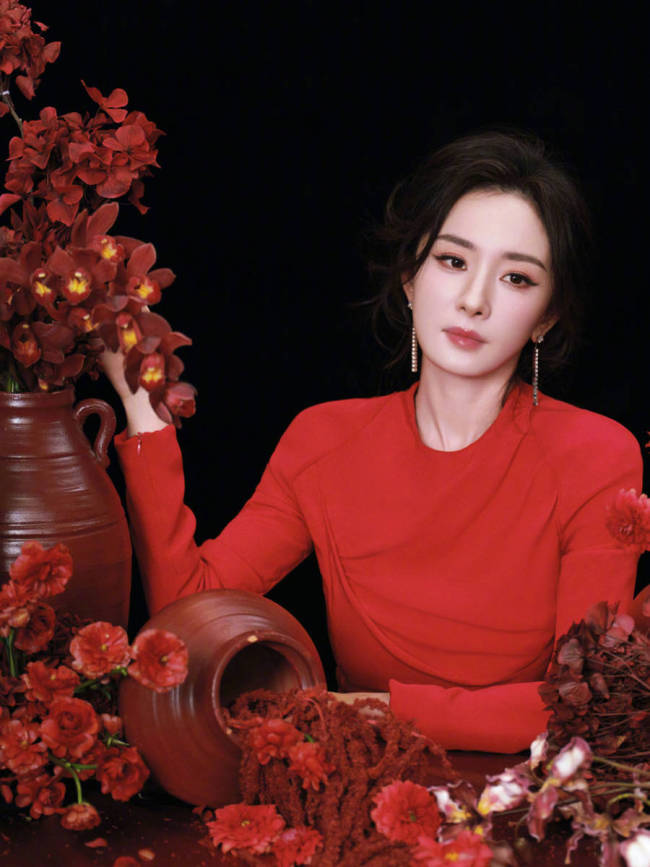杨幂穿红裙拍摄写真 暗红丝绒浓烈也慵懒
