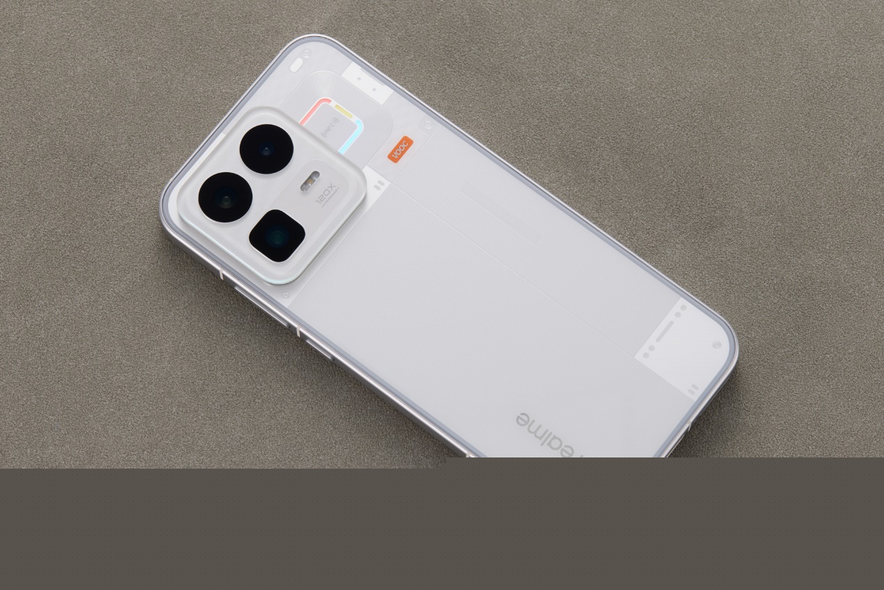 真我Neo8 起源白图赏：将“电竞潮酷风”贯彻到底