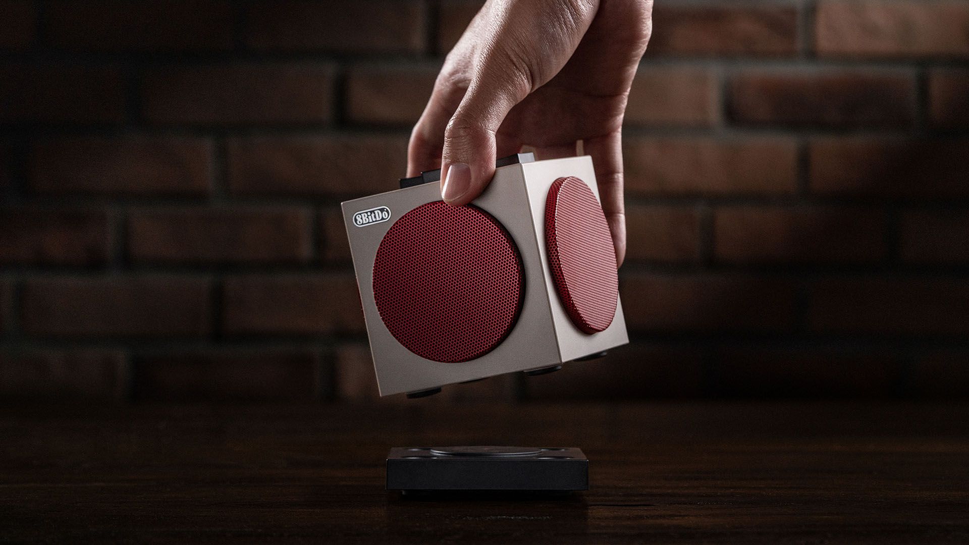 灵感源于 NES 游戏机，八位堂推出 Cube 2 蓝牙音箱 - N 版