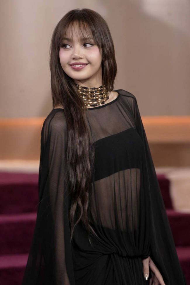 Lisa出席金球奖颁奖红毯 穿一身透视黑裙性感美艳