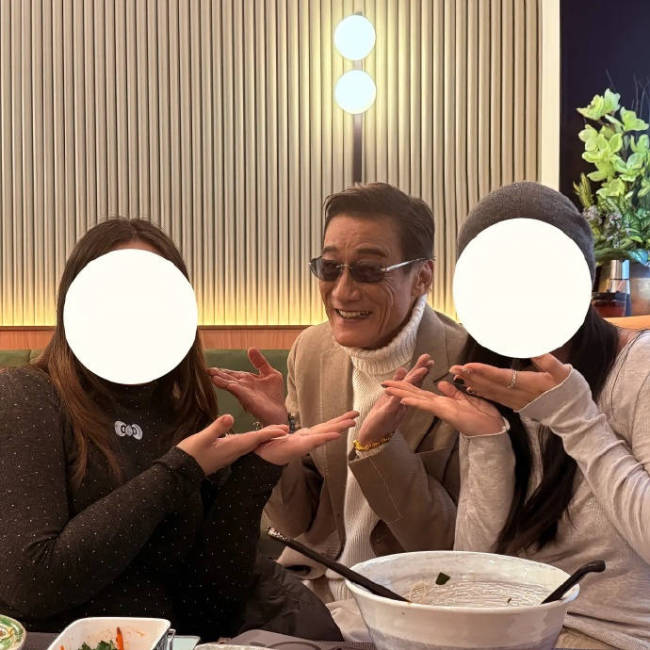 梁家辉在餐厅被偶遇 主动要求和粉丝合影