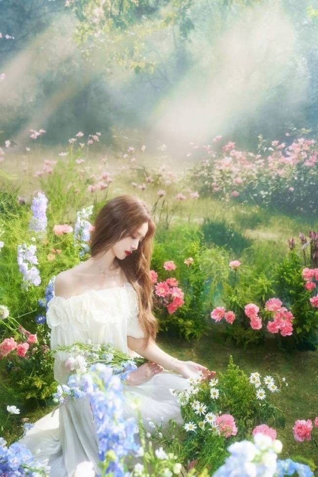 徐艺洋穿白裙与花海合照 光影衬出灵动氛围感