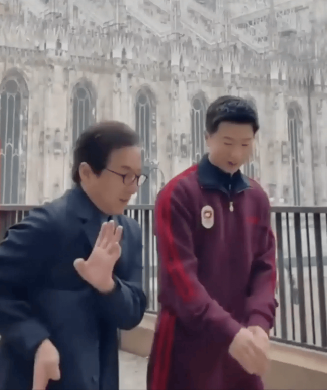 成龙教马龙打拳 马龙手把手教成龙握拍打球