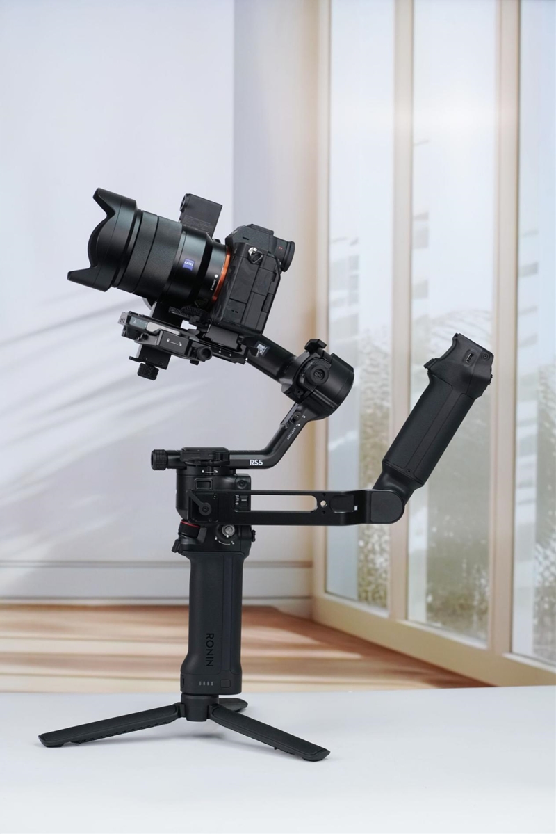 单兵增稳作战神器！大疆RS 5评测：全面进化的电控提壶 稳定器的第二套操作系统