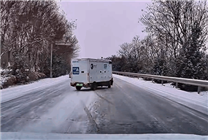 大雪天无人驾驶快递车上路送货：车技惊人 全程横着走