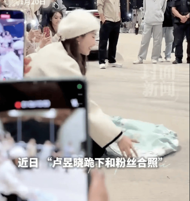 卢昱晓回应跪下和粉丝合照：很感谢粉丝支持