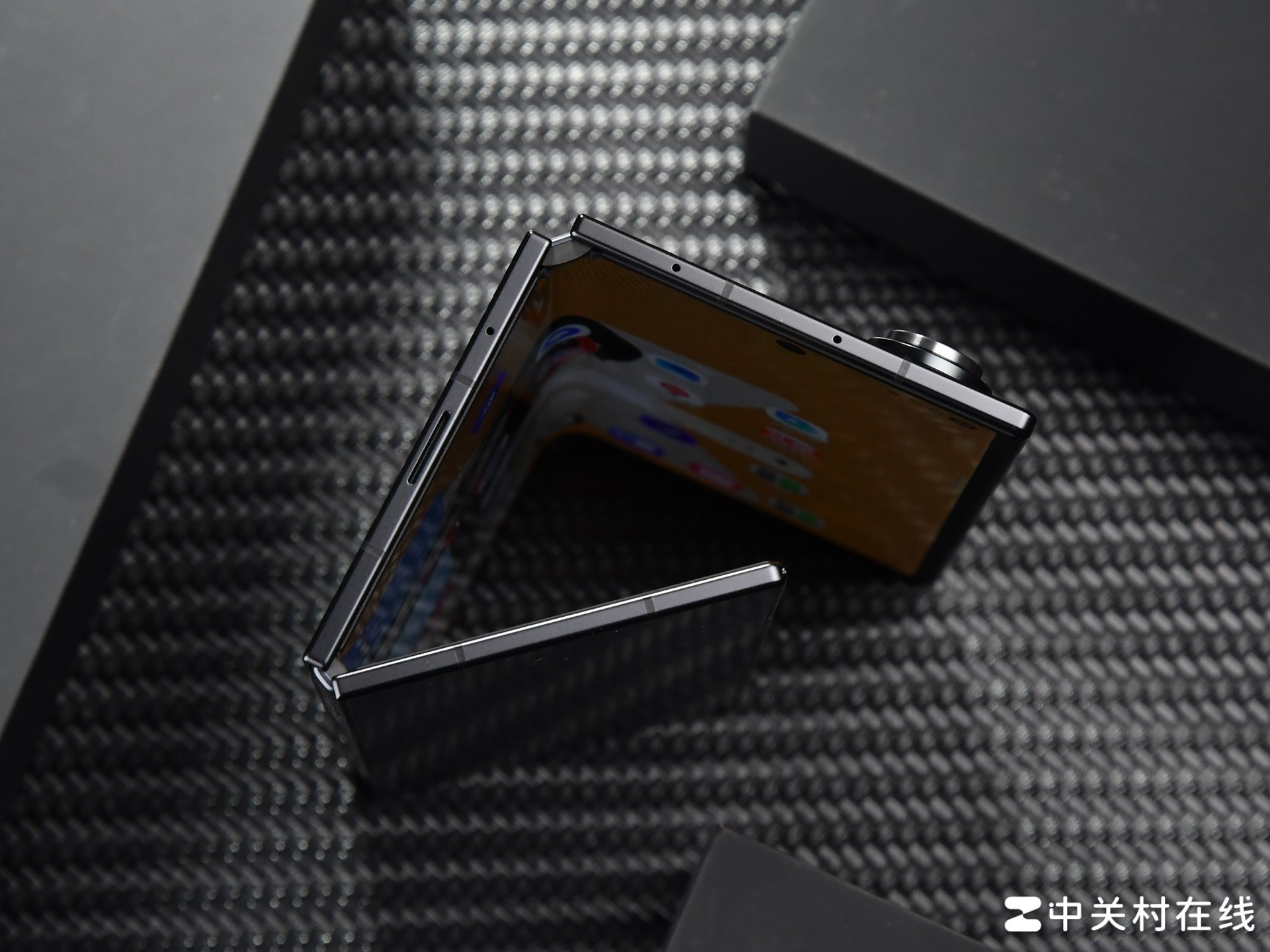 三星 Galaxy Z TriFold 评测：三折叠的新路线，生产力的再飞跃