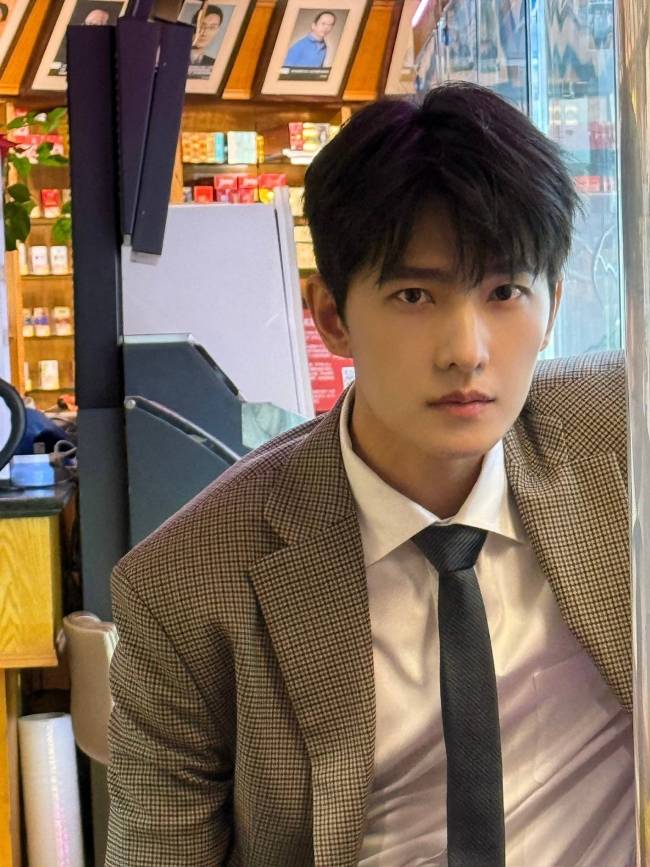 杨洋被曝疑似与美女在酒店见面引热议！工作室打假