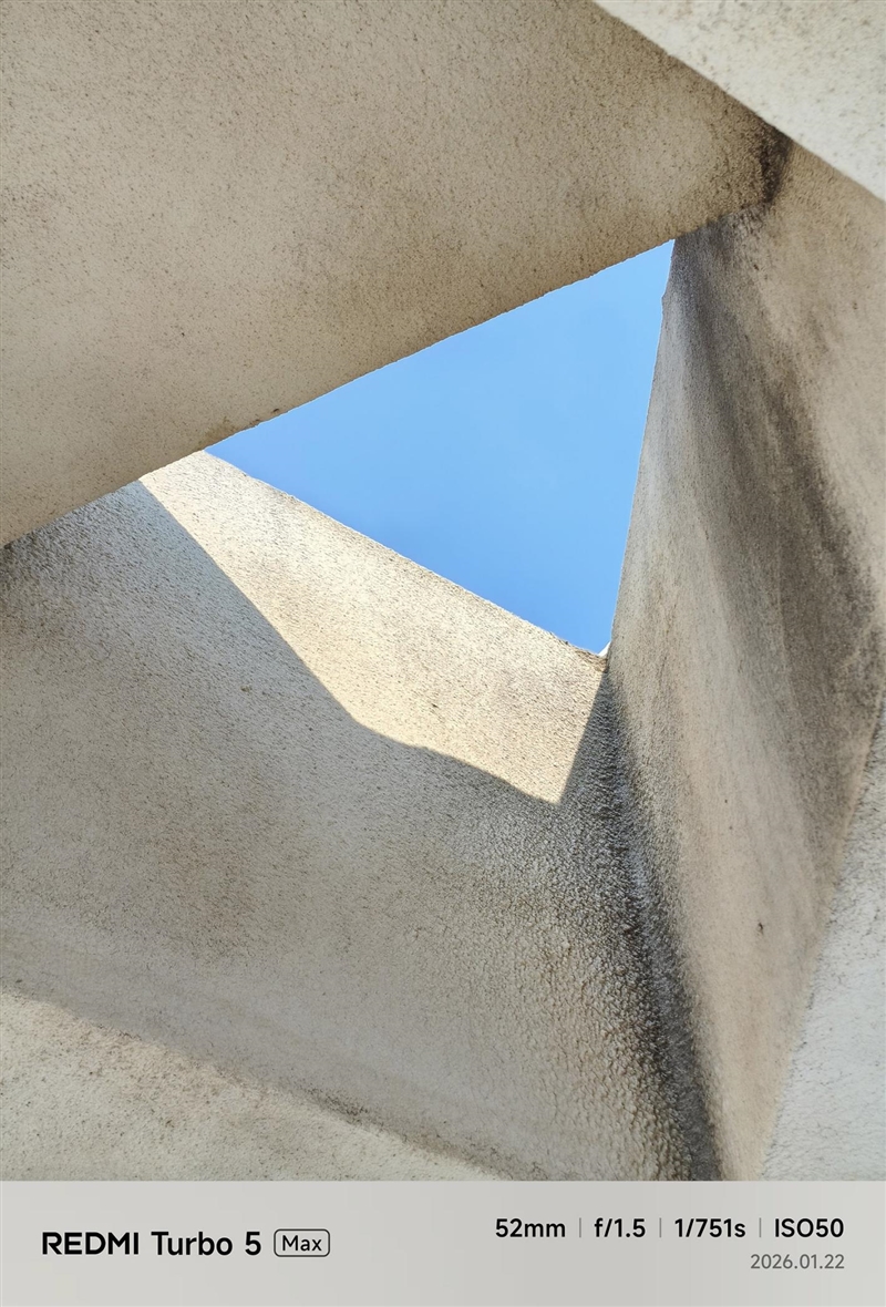 9000mAh电池+满血天玑9500s! REDMI Turbo 5 Max全面评测:这次把中端机的桌子掀了