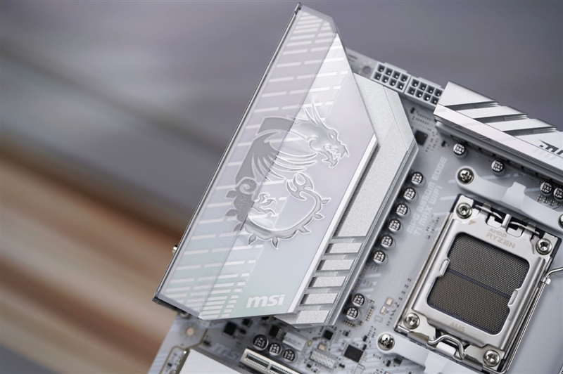 微星首款全白设计的M-ATX小板！ MPG B850M EDGE TIMAX WIF刀锋 钛评测：性能媲美顶级X870E主板