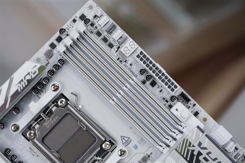 微星首款全白设计的M-ATX小板！ MPG B850M EDGE TIMAX WIF刀锋 钛评测：性能媲美顶级X870E主板