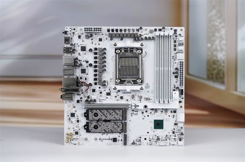 微星首款全白设计的M-ATX小板！ MPG B850M EDGE TIMAX WIF刀锋 钛评测：性能媲美顶级X870E主板