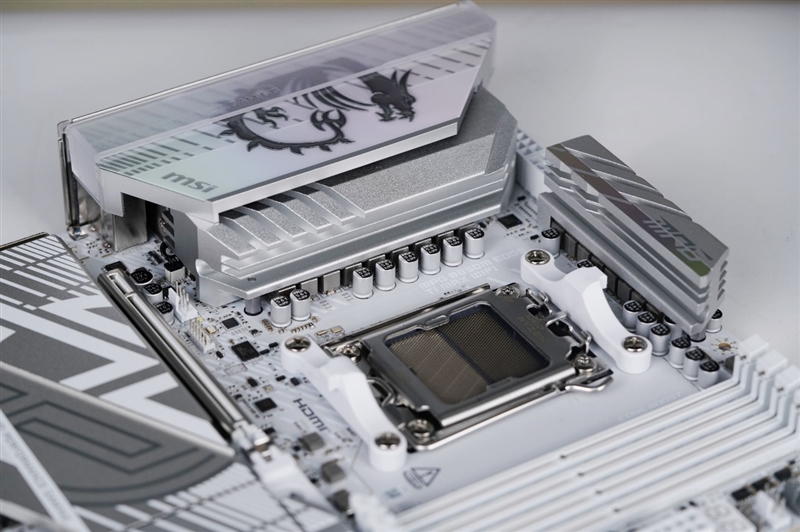 微星首款全白设计的M-ATX小板！ MPG B850M EDGE TIMAX WIF刀锋 钛评测：性能媲美顶级X870E主板