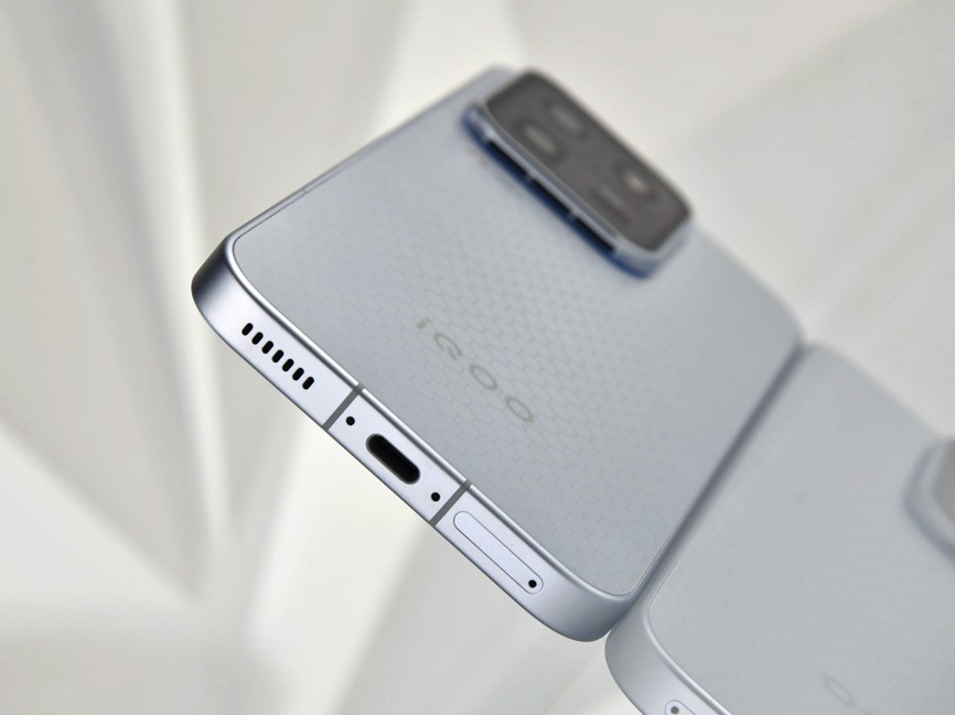 iQOO 15 Ultra全面评测 重新定义“性能Ultra”