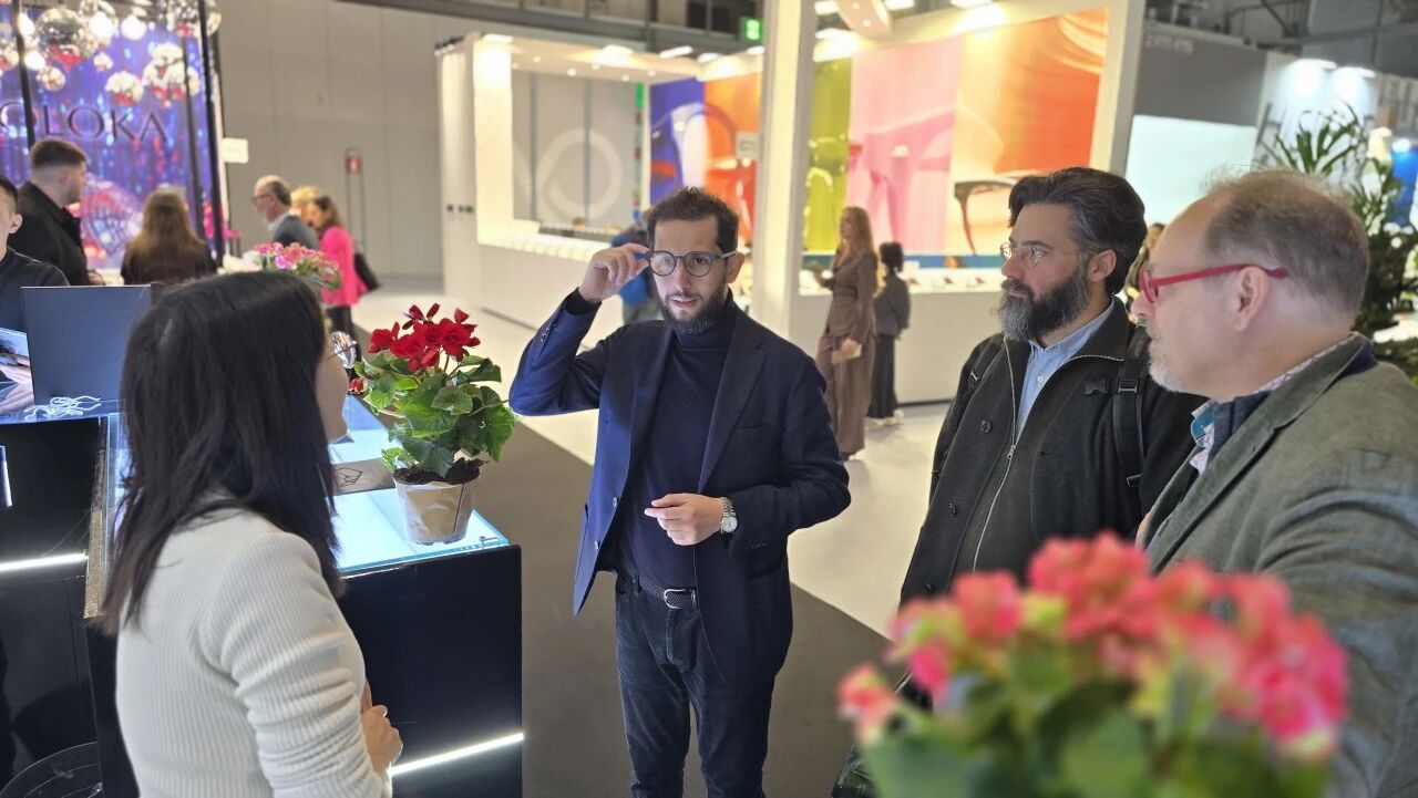 中国方案破局消费级AR！谷东智能PVG光波导闪耀米兰MIDO展