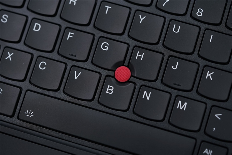 AI加持下的精英商务本 联想ThinkPad T14 Gen6笔记本评测:28W锐龙能效喜人 内建NPU更灵活